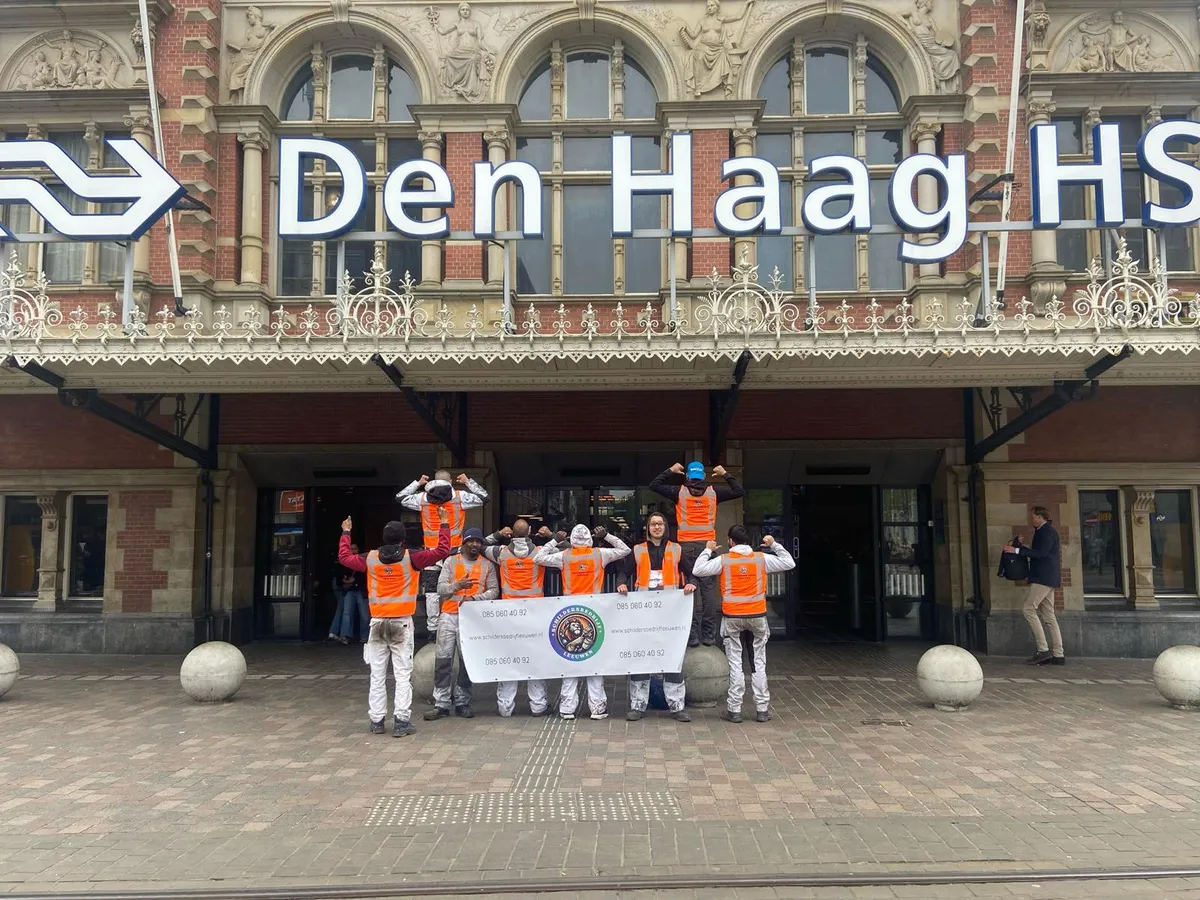 Het team van Schildersbedrijf van Leeuwen voor Station Den Haag HS